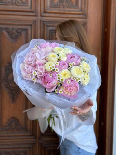 Букет с розовой гортензией, пионами и кустовыми розами Букет с розовой гортензией, пионами и кустовыми розами