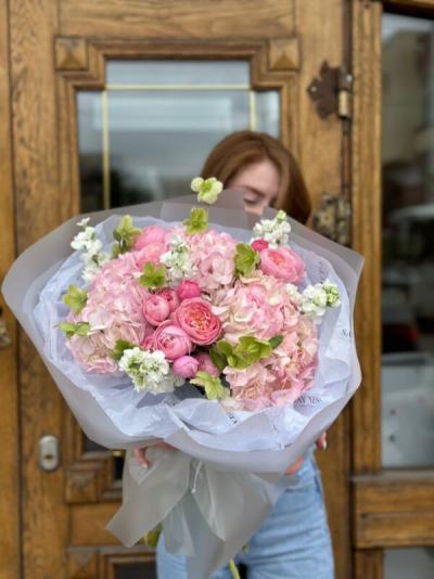 Нежный букет с ароматной маттиолой, хелеборусом, пионовидной розой и гортензией Нежный букет с ароматной маттиолой, хелеборусом, пионовидной розой и гортензией