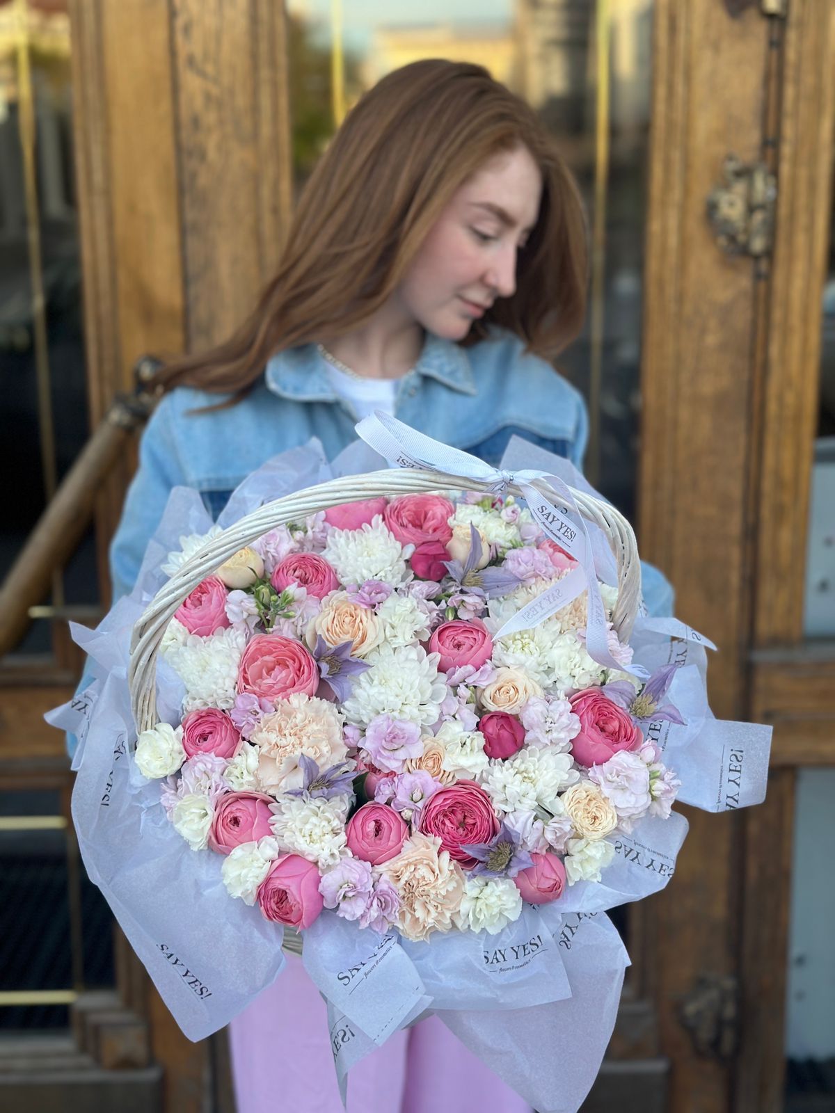 Композиция в корзине в нежных оттенках