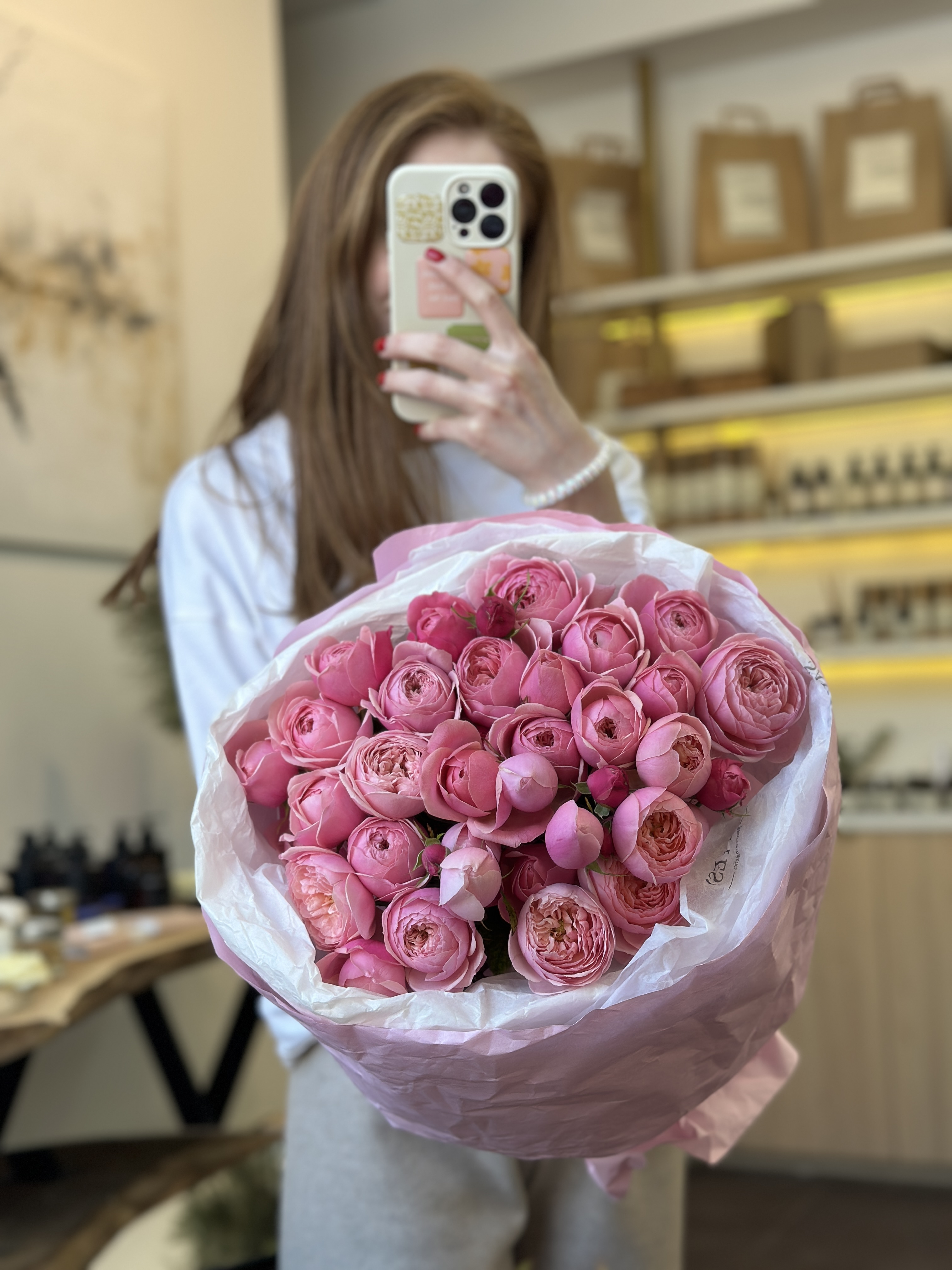 Кустовая пионовидная роза сорта Сильва