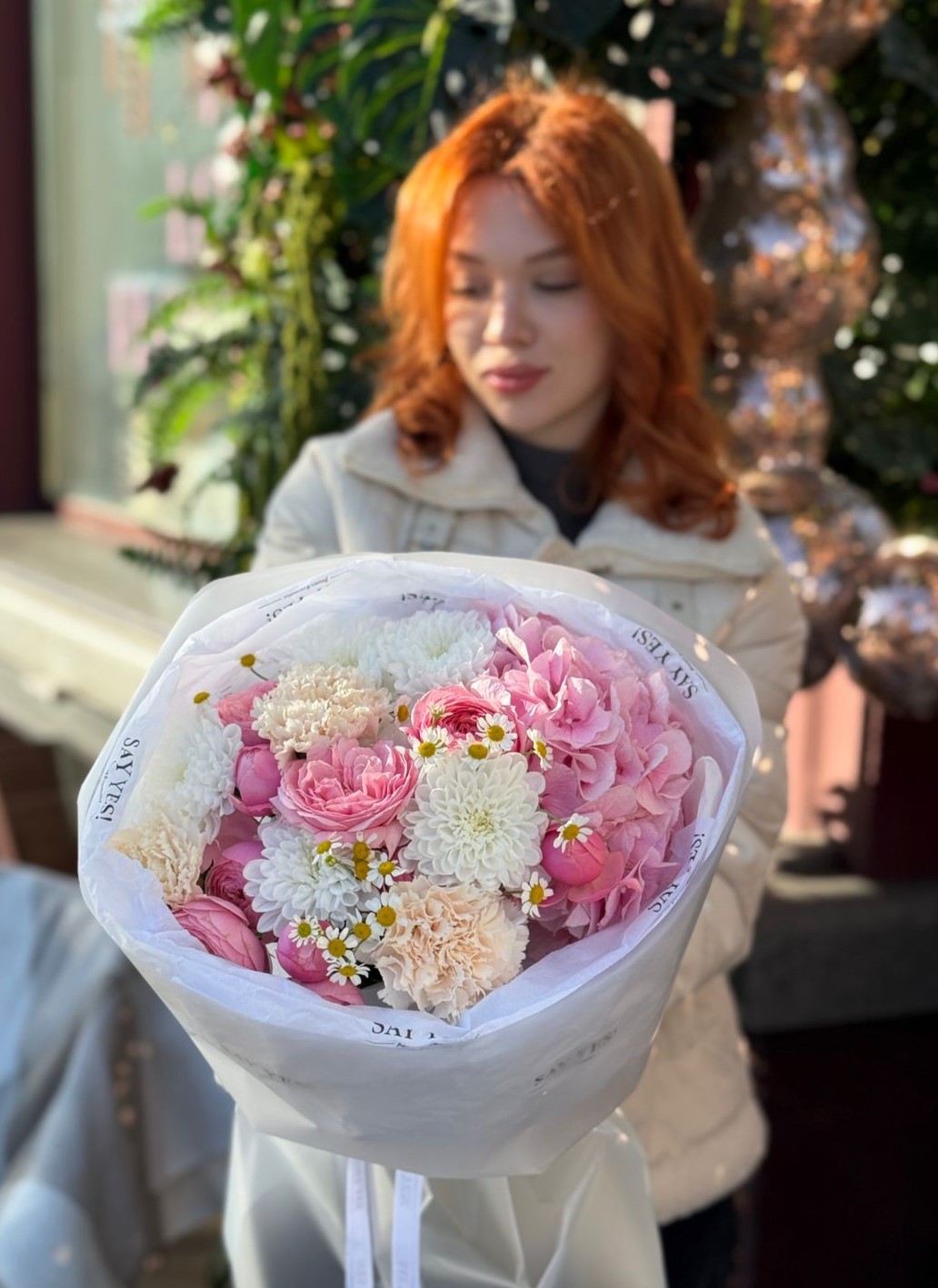Букет с розовой гортензией, кустовой розой, диантусами брют, хризантемой и солнечной ромашкой Букет с розовой гортензией, кустовой розой, диантусами брют, хризантемой и солнечной ромашкой