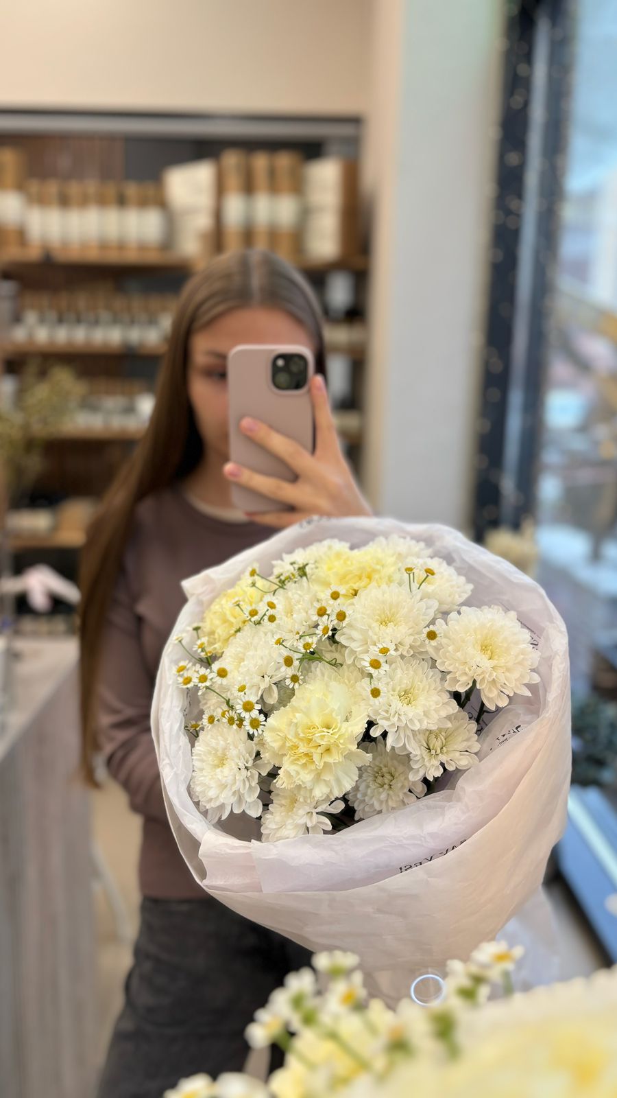 Букет-комплимент из хризантемы, желтых диантусов и акцентной ромашки Букет-комплимент из хризантемы, желтых диантусов и акцентной ромашки