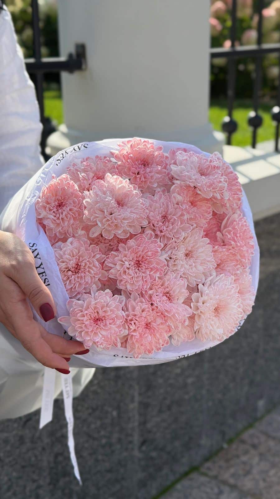 Букет из нежно-розовых хризантем