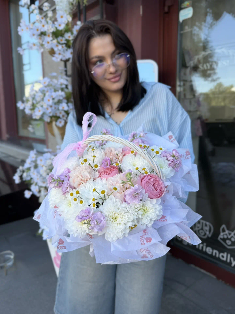 Композиция в корзинке с кустовыми розами Композиция в корзинке с кустовыми розами