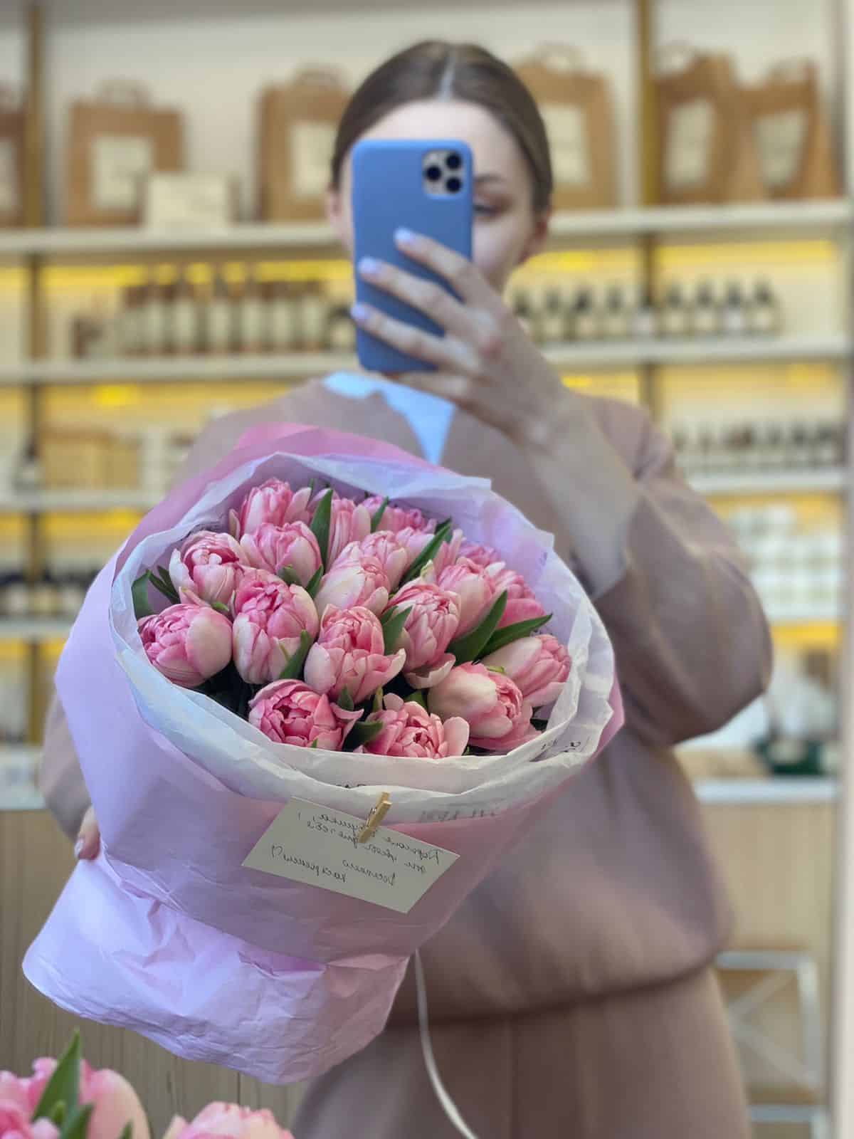 Нежнейший букет из 19 розовых пионовидных тюльпанов