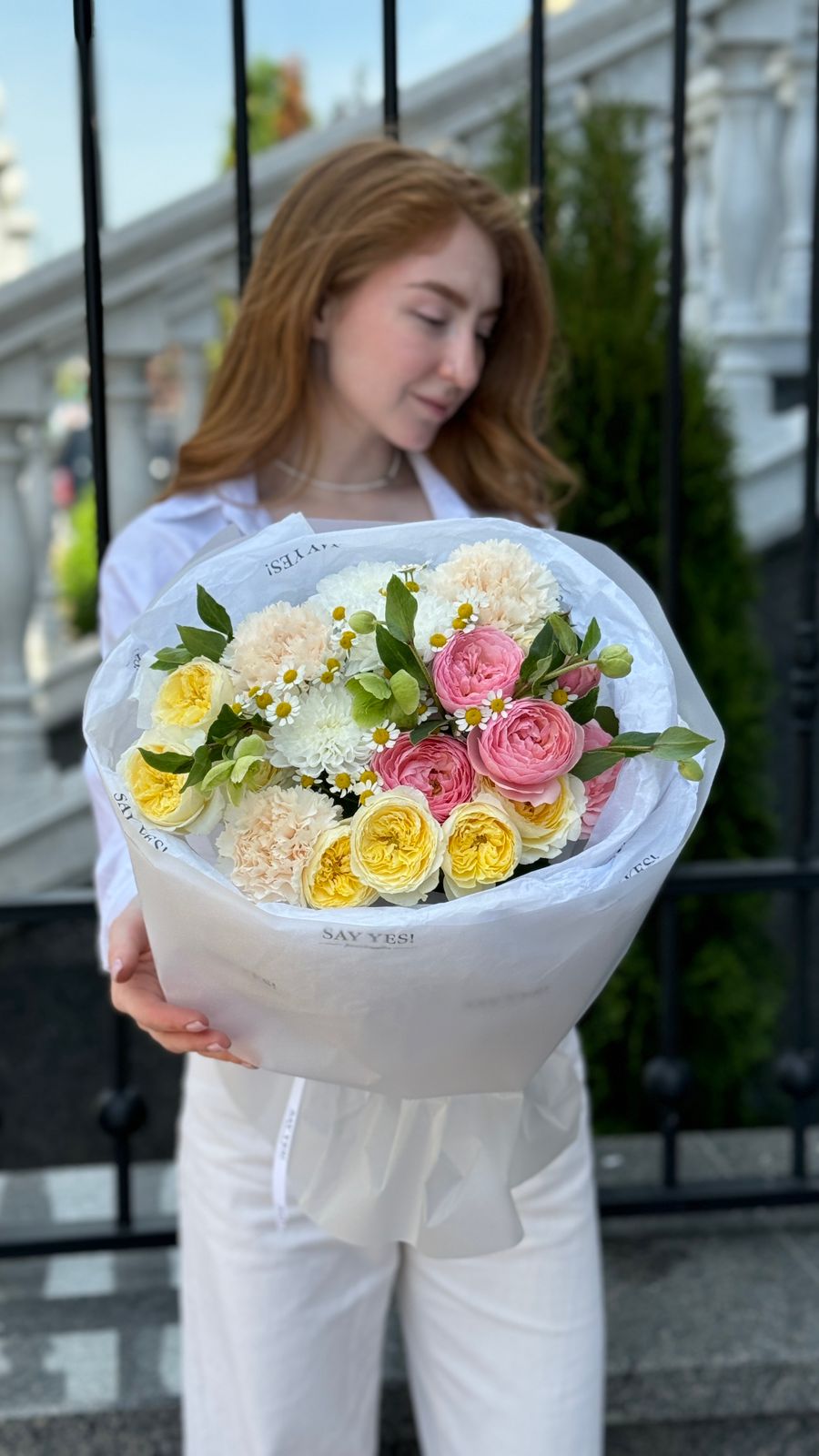 Составной букет с кустовыми розами, диантусами, сочным хелеборусом и ромашкой Составной букет с кустовыми розами, диантусами, сочным хелеборусом и ромашкой