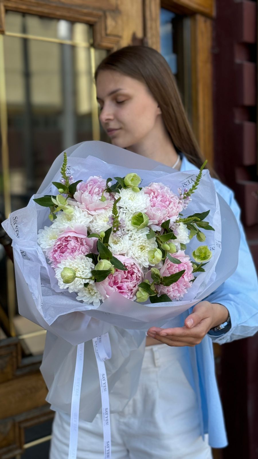 Букет с пионами, сочным хелеборусом, сиреневыми полевыми цветами и хризантемой