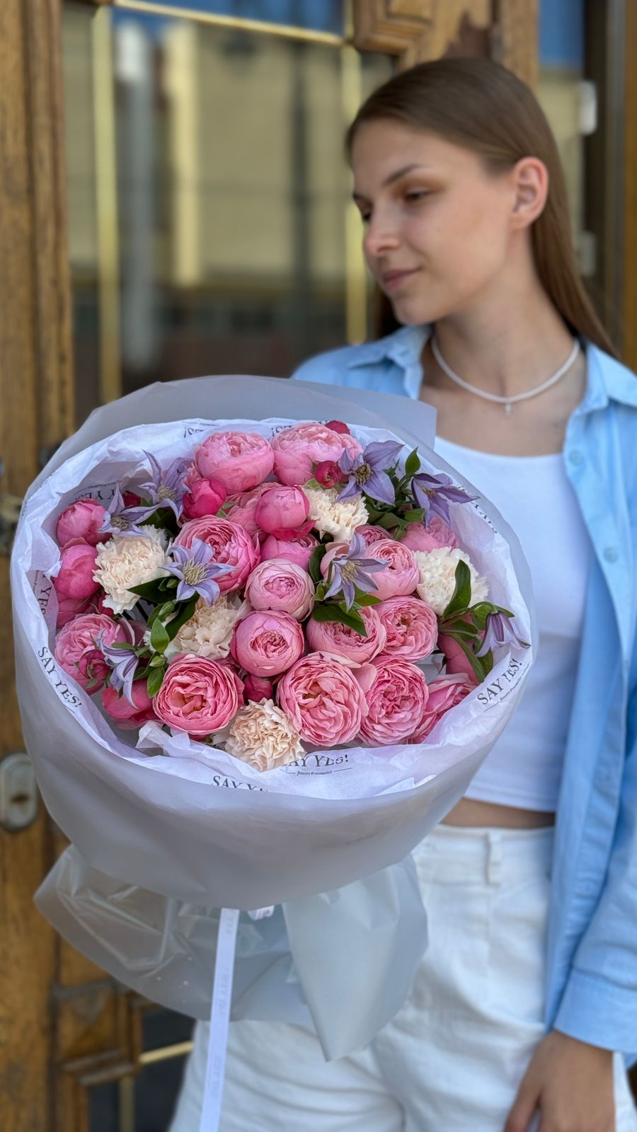 Букет с пионовидной розой, нежным клематисом и диантусами