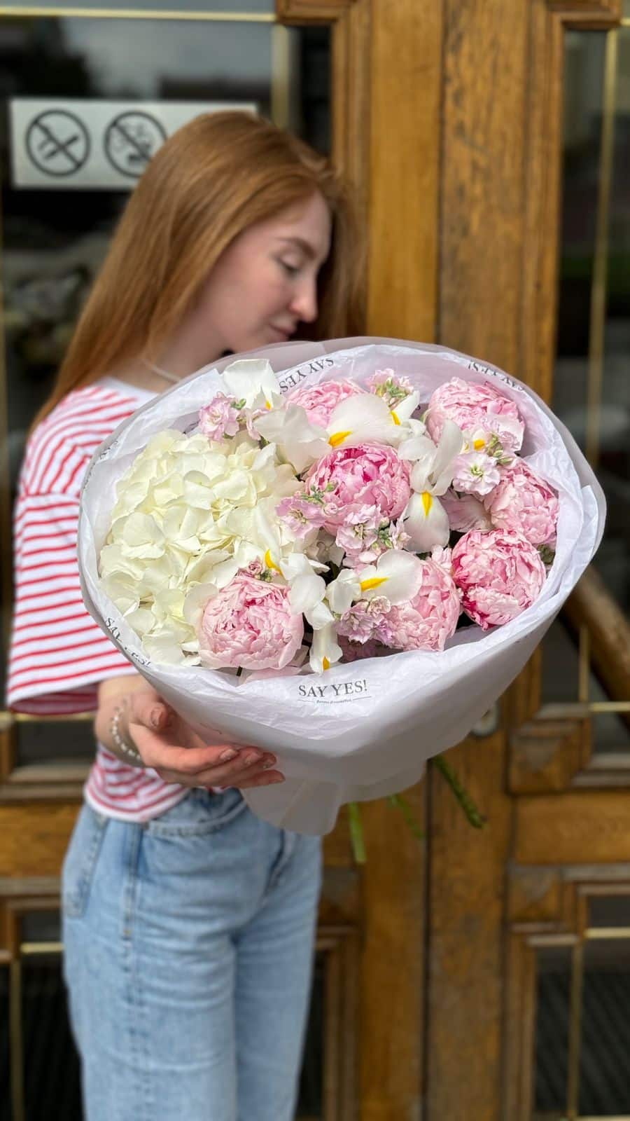 Букет с гортензией, пионами, нежными ирисами и ароматной маттиолой