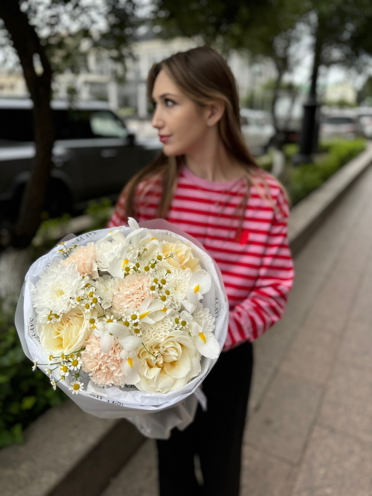 Нежный букет с розой в лимонном оттенке