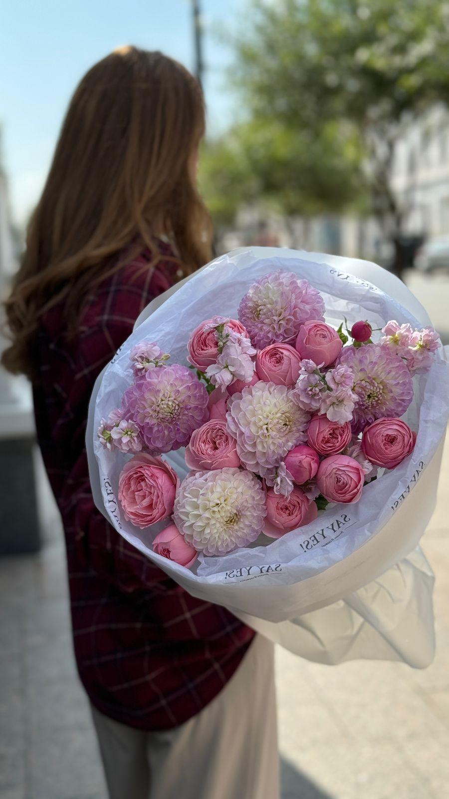 нежный букет с сильвой, георгинами и маттиолой нежный букет с сильвой, георгинами и маттиолой