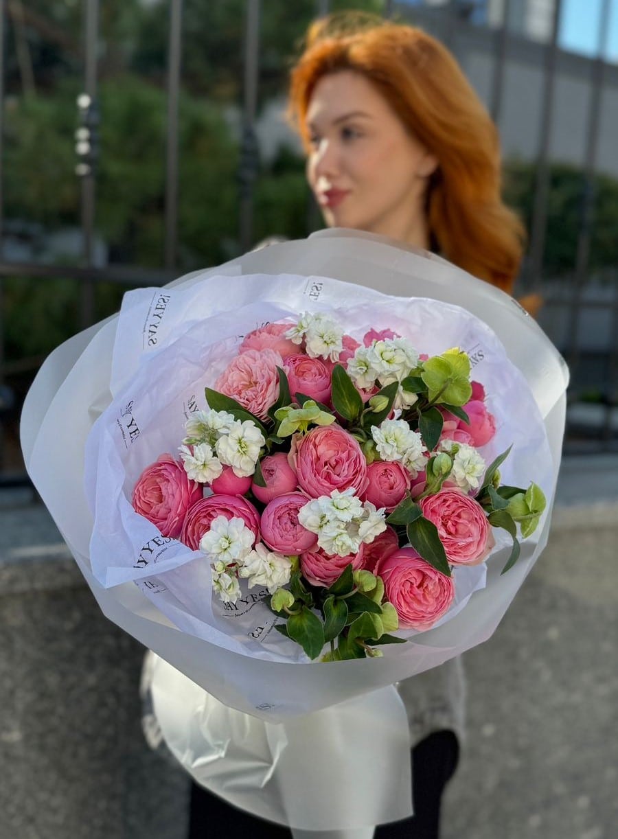Букет из розы сорта Сильва, белой маттиолы и акцентного хелеборуса