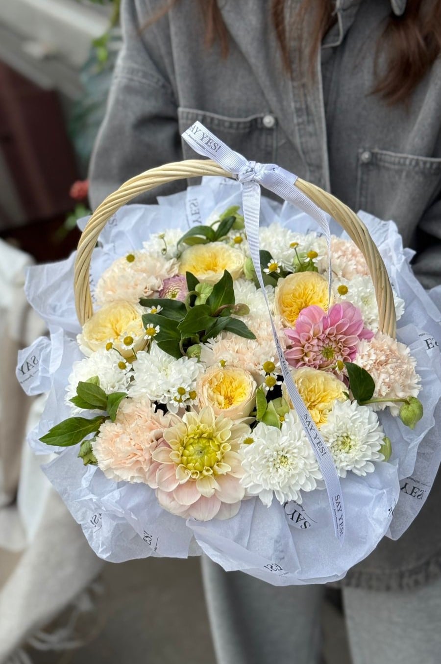 Яркая составная корзина из ярких кустовых роз, георгин, белоснежных хризантем и диантусов