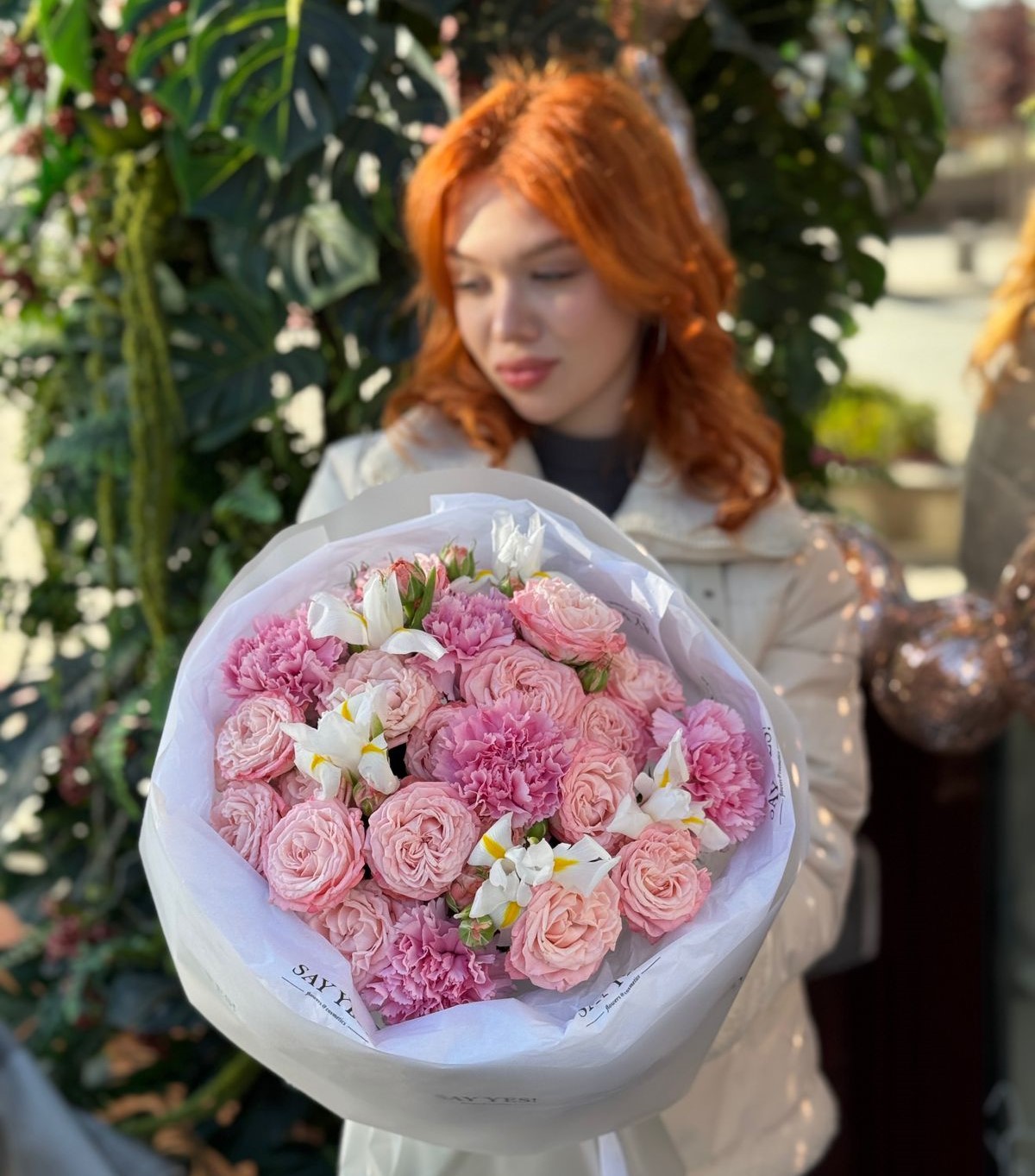 Составной букет из кустовых роз, розовых диантусов и акцентных ирисов