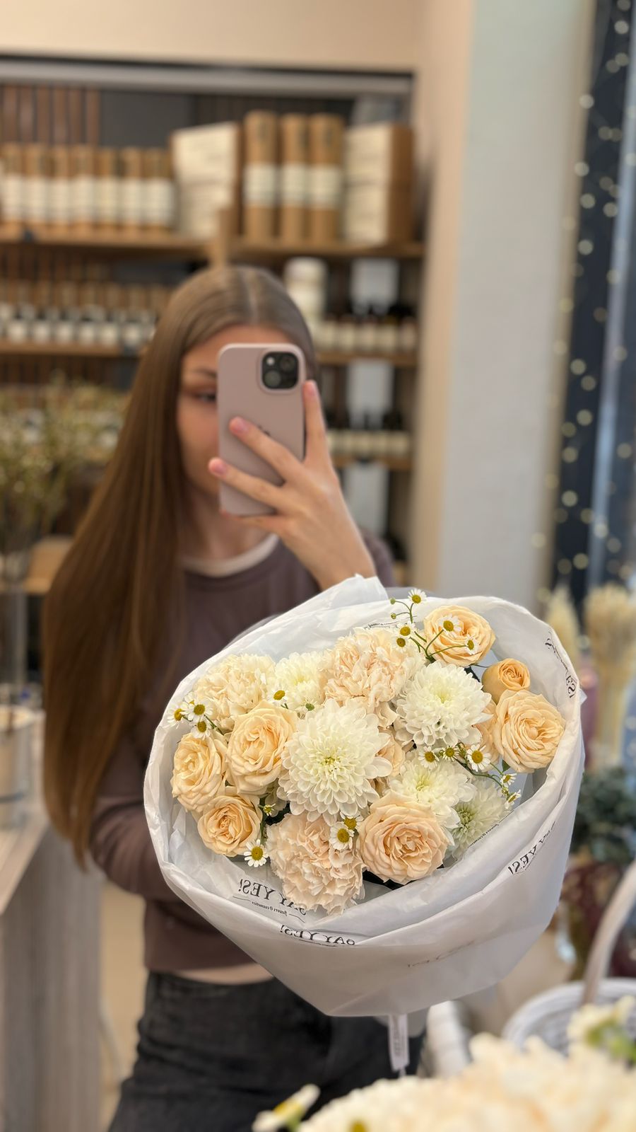 Букет из сливочной Софи, хризантемы и акцентной ромашки