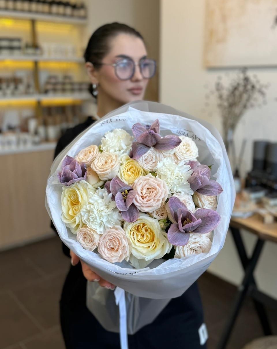 Букет с тюльпанами и нежными розами