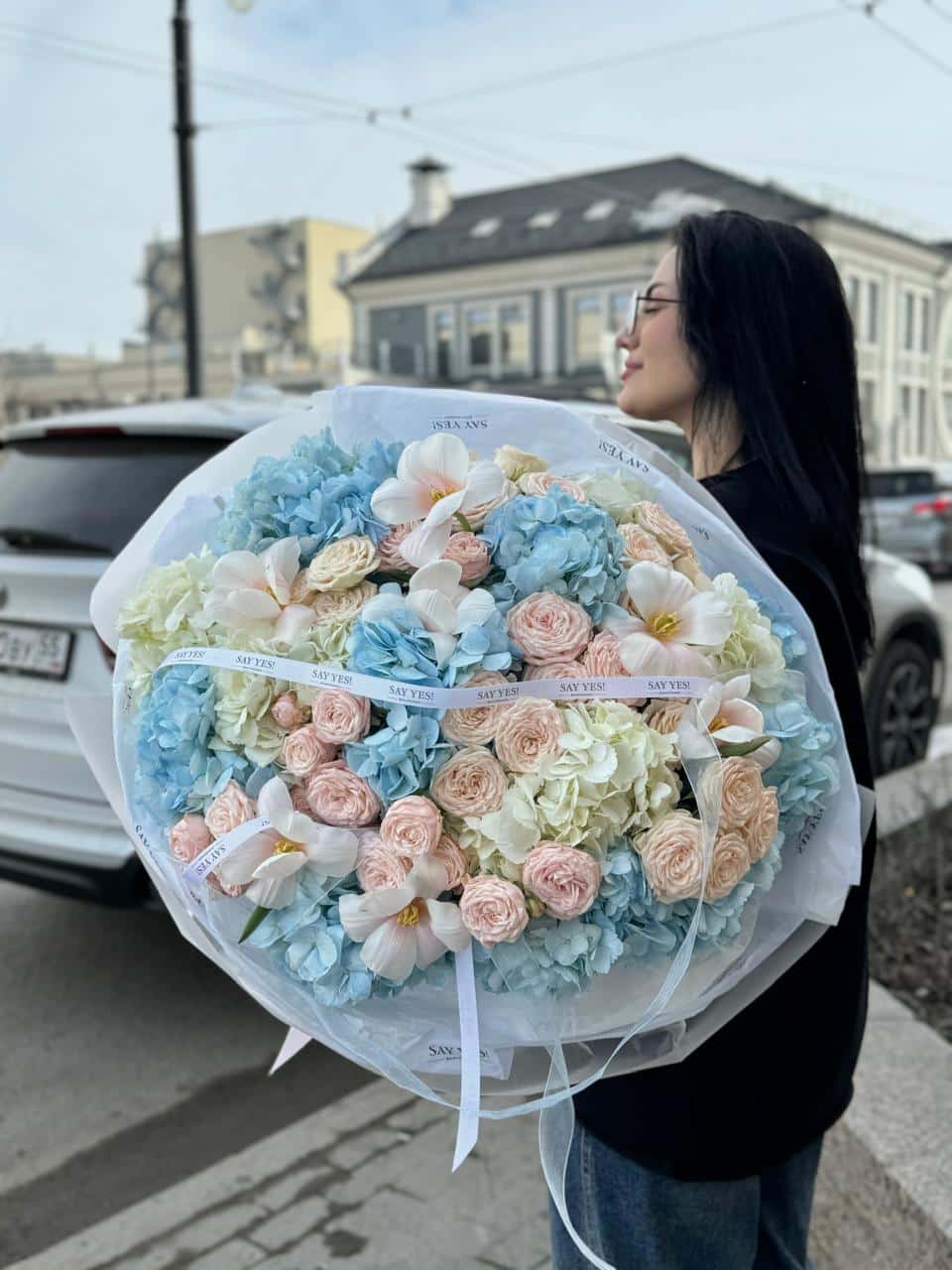 Гранд букет с голубыми гортензиями, тюльпанами и розами