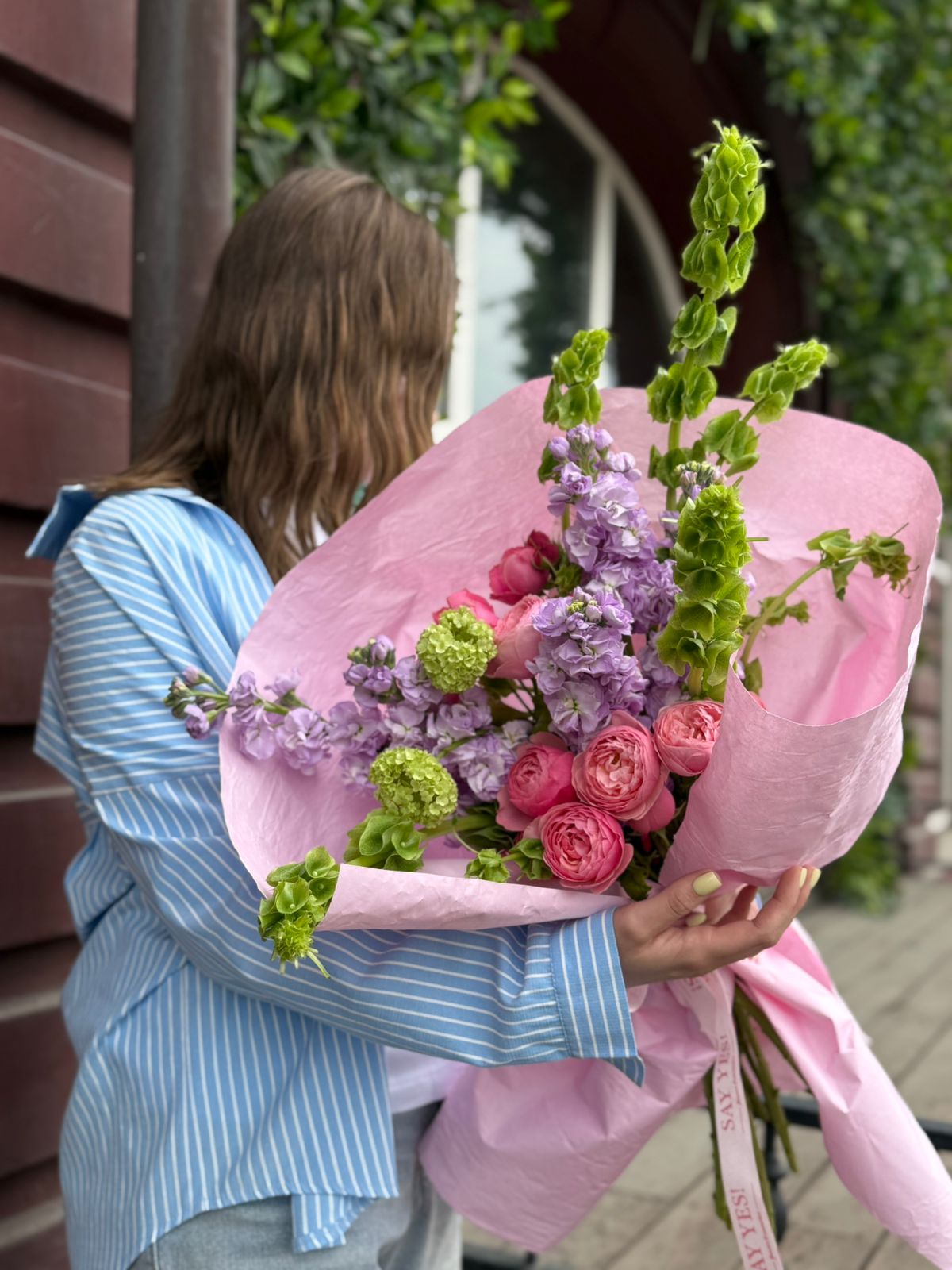 Сочный букет с розой Сильва, зеленью и маттиолой