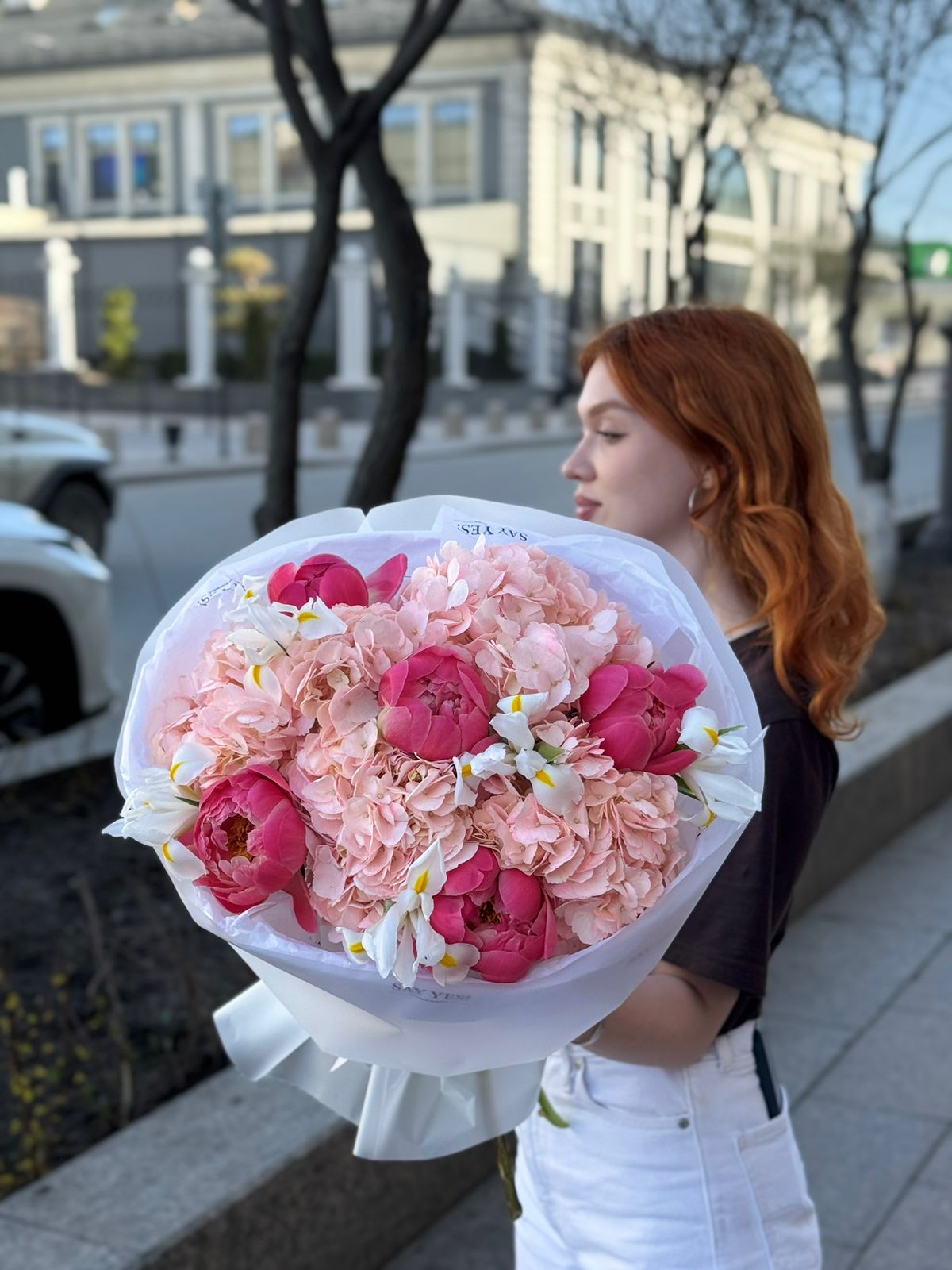 Букет с пионами, гортензиями и ирисами