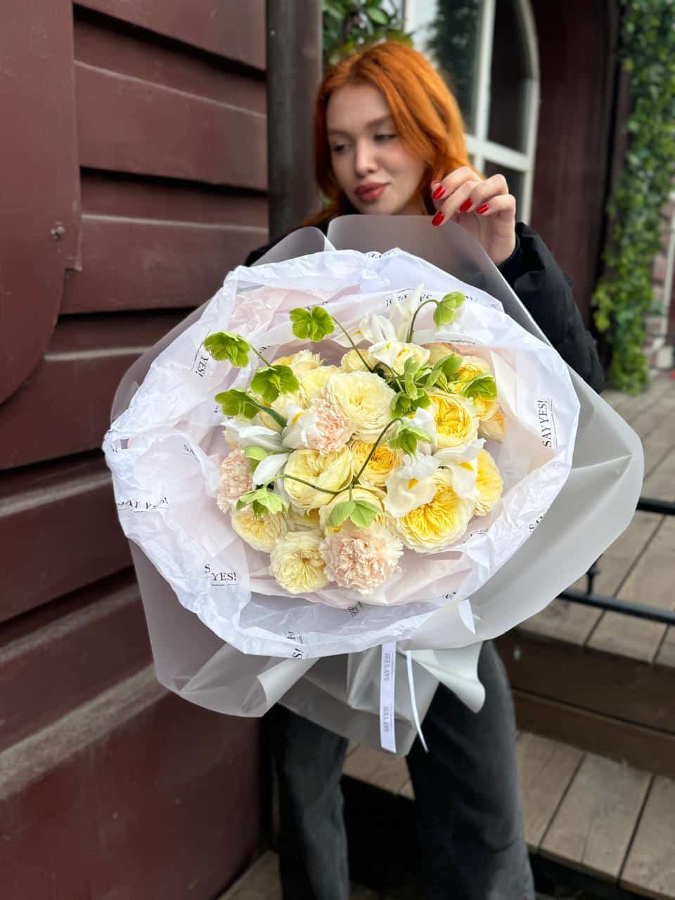 Солнечный букет с ирисами и кустовой розой