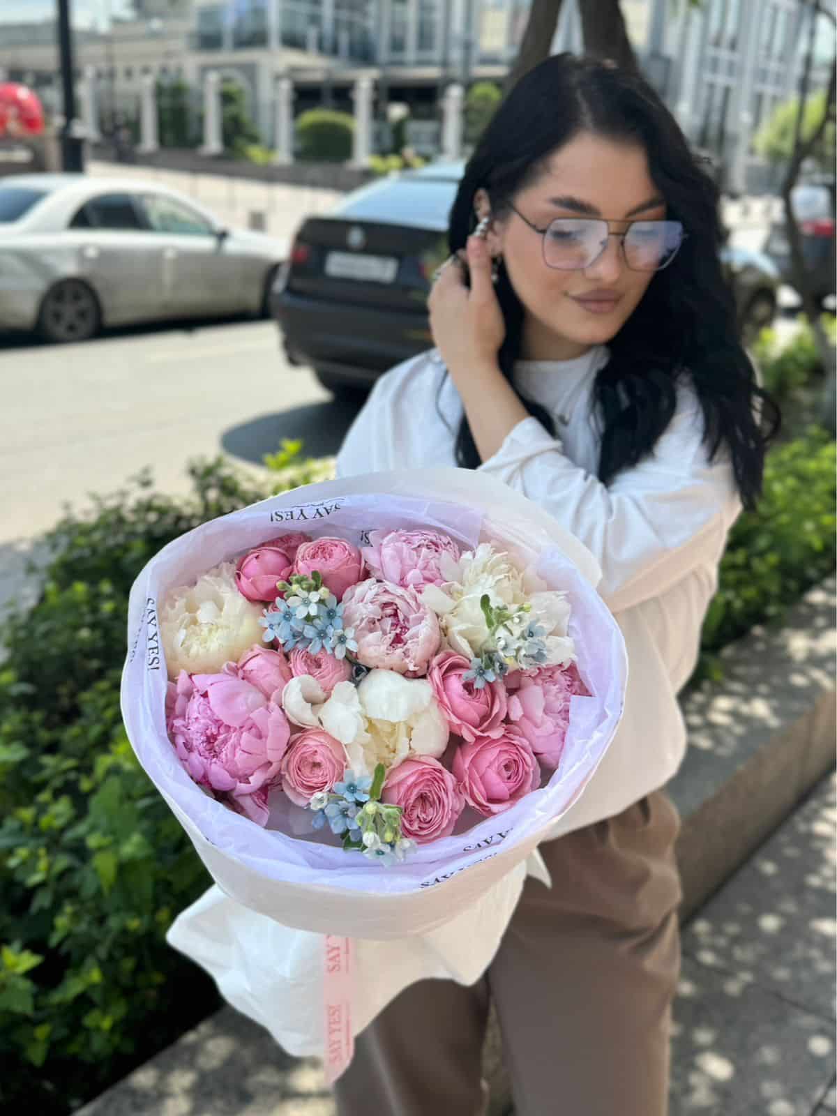 Составной букет с пионами, незабудкой и кустовыми розами
