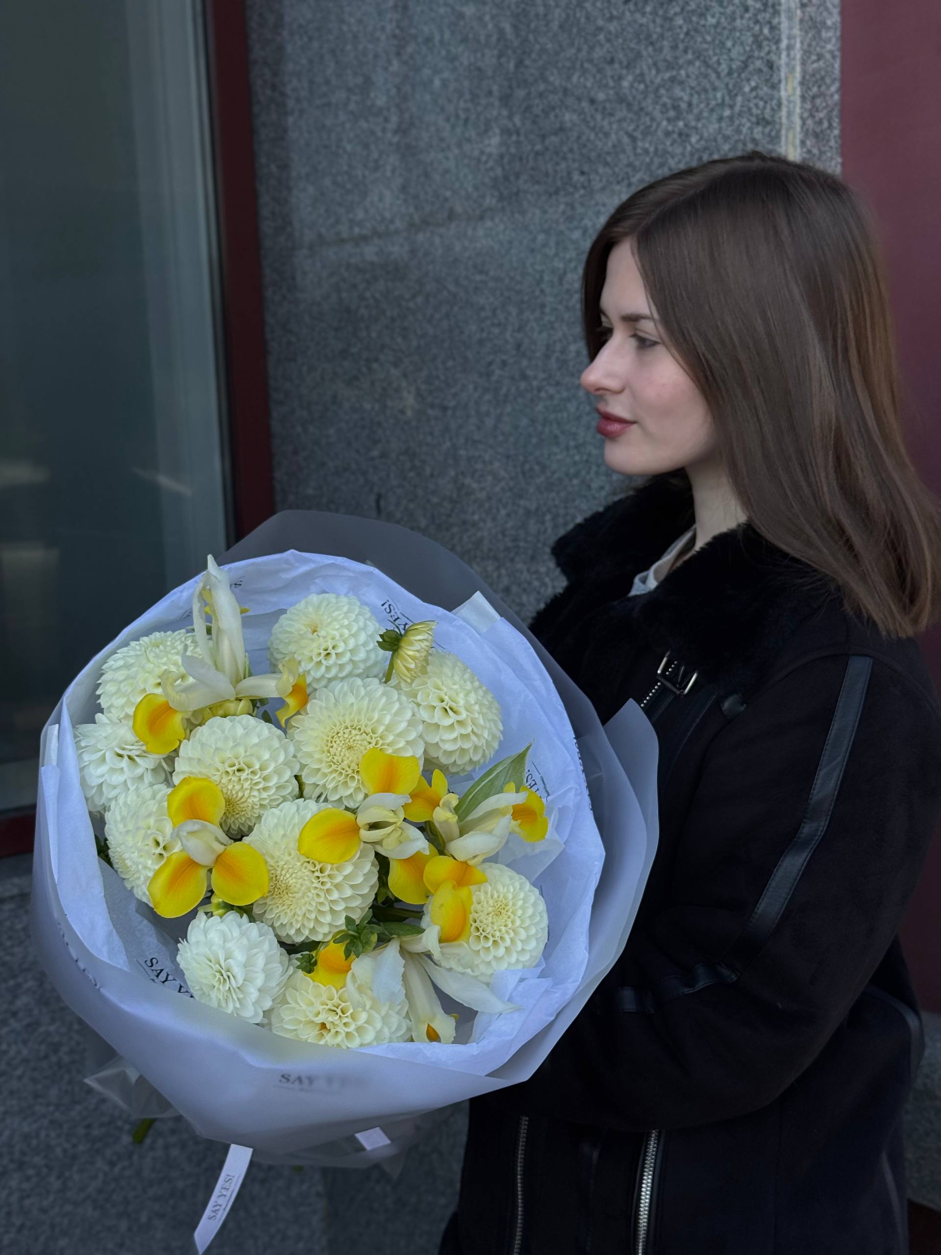 Букет с белыми георгинами и акцентными ирисами