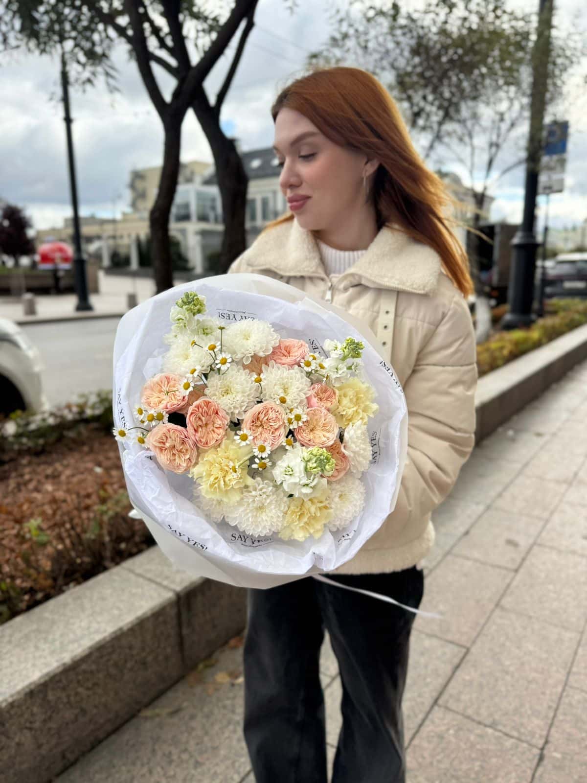 Нежный букет с ромашкой, ароматной маттиолой и розой Нежный букет с ромашкой, ароматной маттиолой и розой
