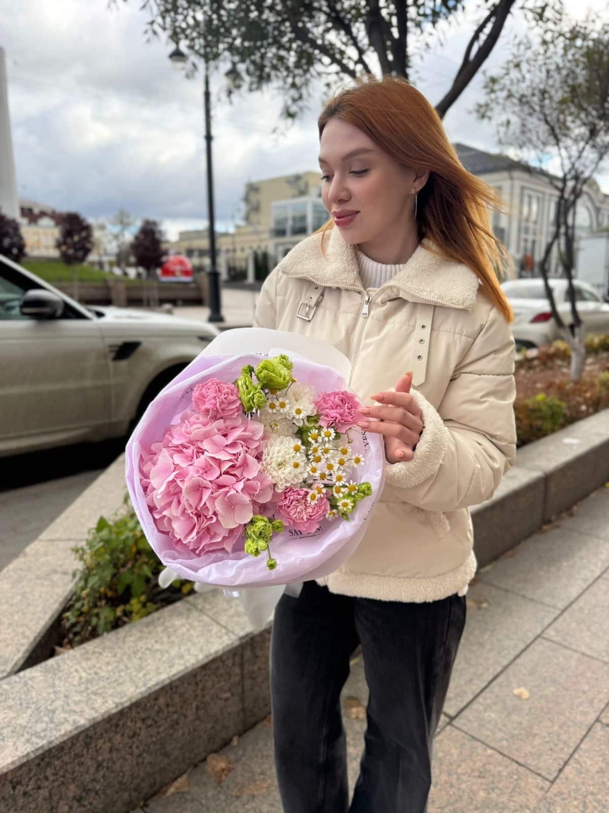 Розовый букет с зелеными акцентами