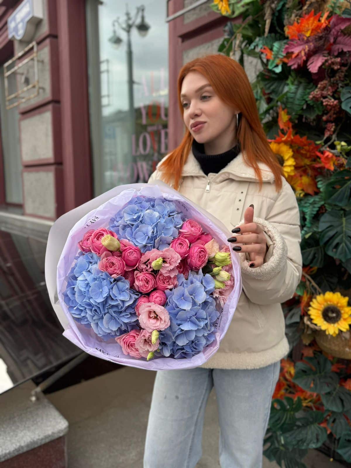 Яркий букет с голубой гортензией, эустомой и кустовой розой Сильва Яркий букет с голубой гортензией, эустомой и кустовой розой Сильва