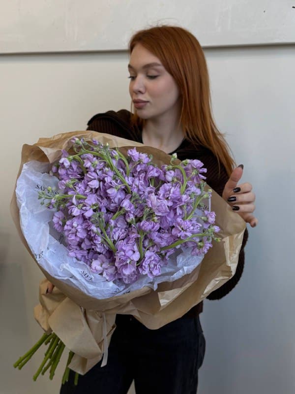 Букет с ароматной маттиолой в ярком оттенке Букет с ароматной маттиолой в ярком оттенке