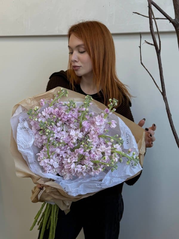 Букет с ароматной маттиолой в сиреневом оттенке