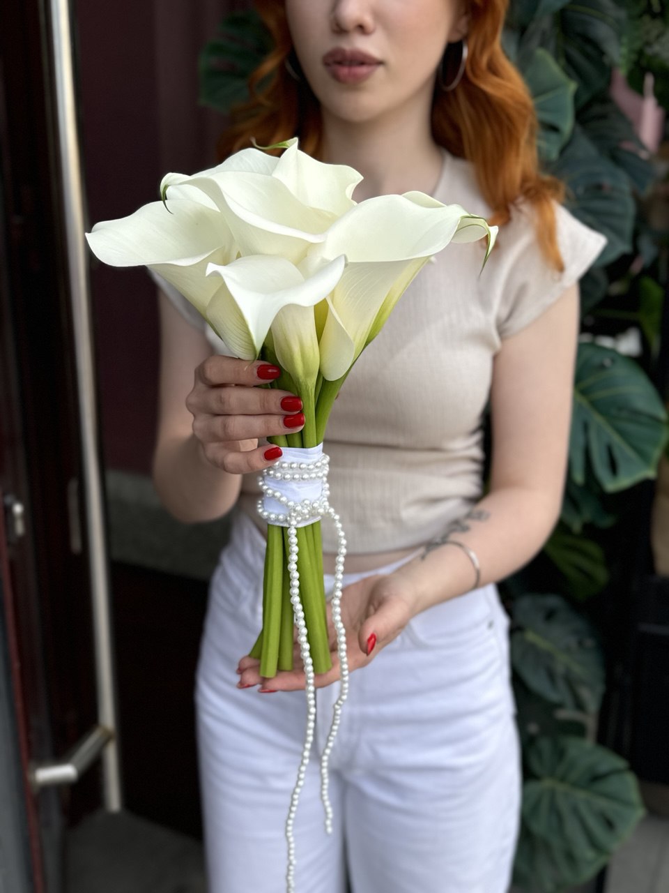 Свадебный букет из нежных калл с бусами