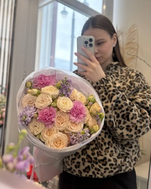 Букет с ароматной маттиолой и яркими диантусами