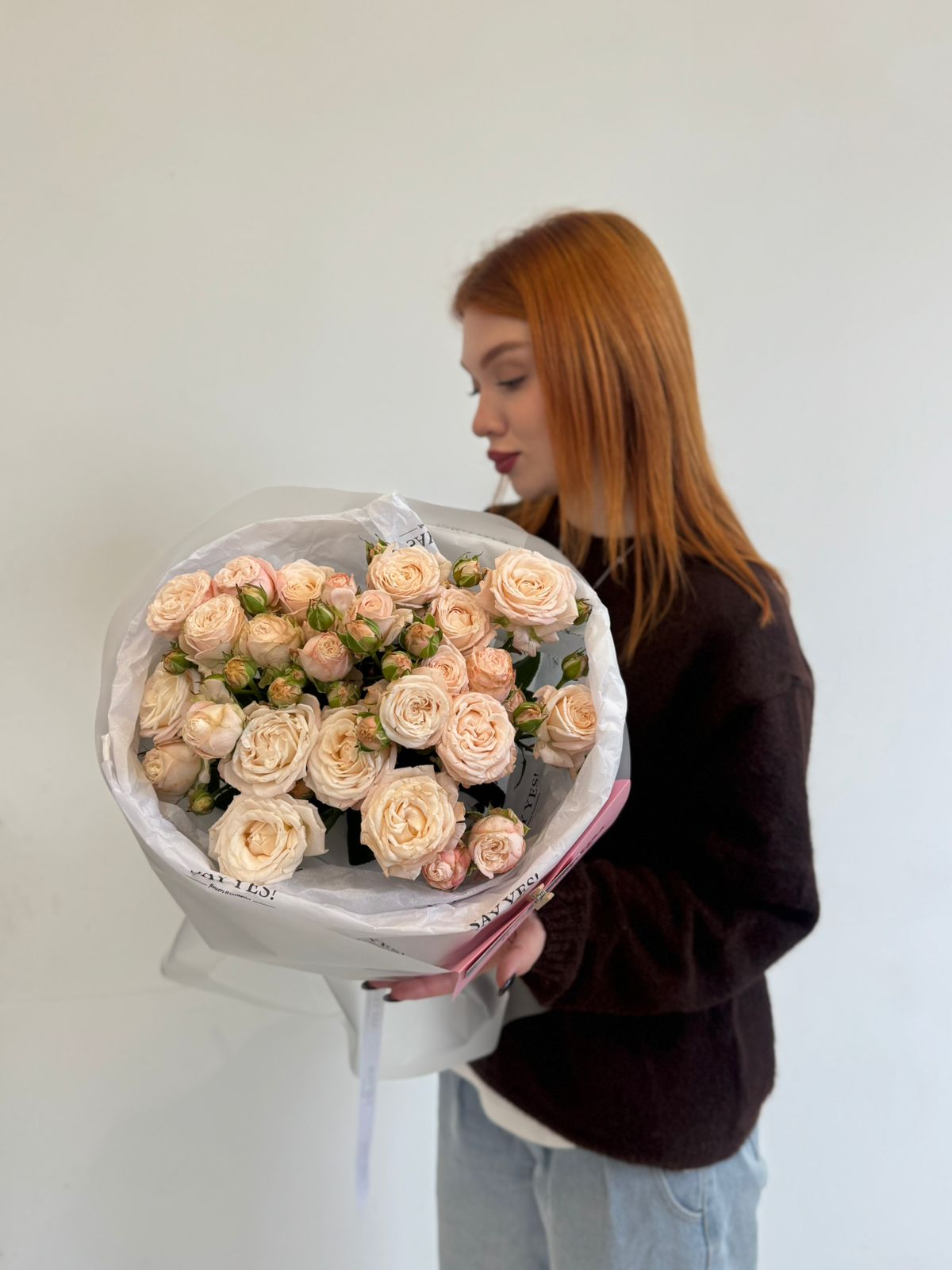 Моно букет из кустовых роз в кремовом оттенке Моно букет из кустовых роз в кремовом оттенке