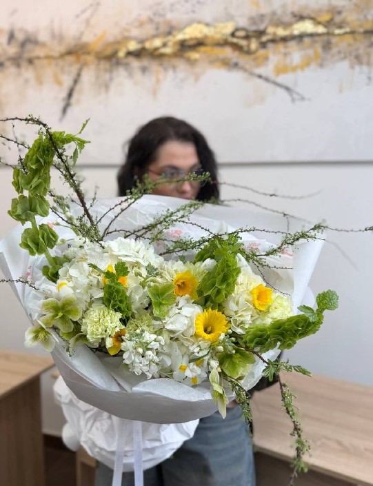 Сочное сочетание белых гортензий,фактурной спиреи,яркой моллюцелы и солнечных нарциссов