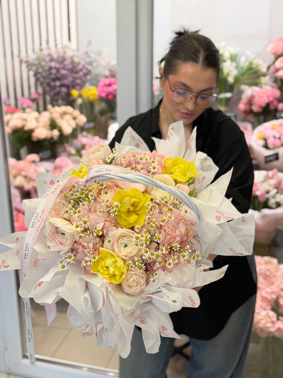 Яркая композиция с желтыми акцентами, с ранункулюсами