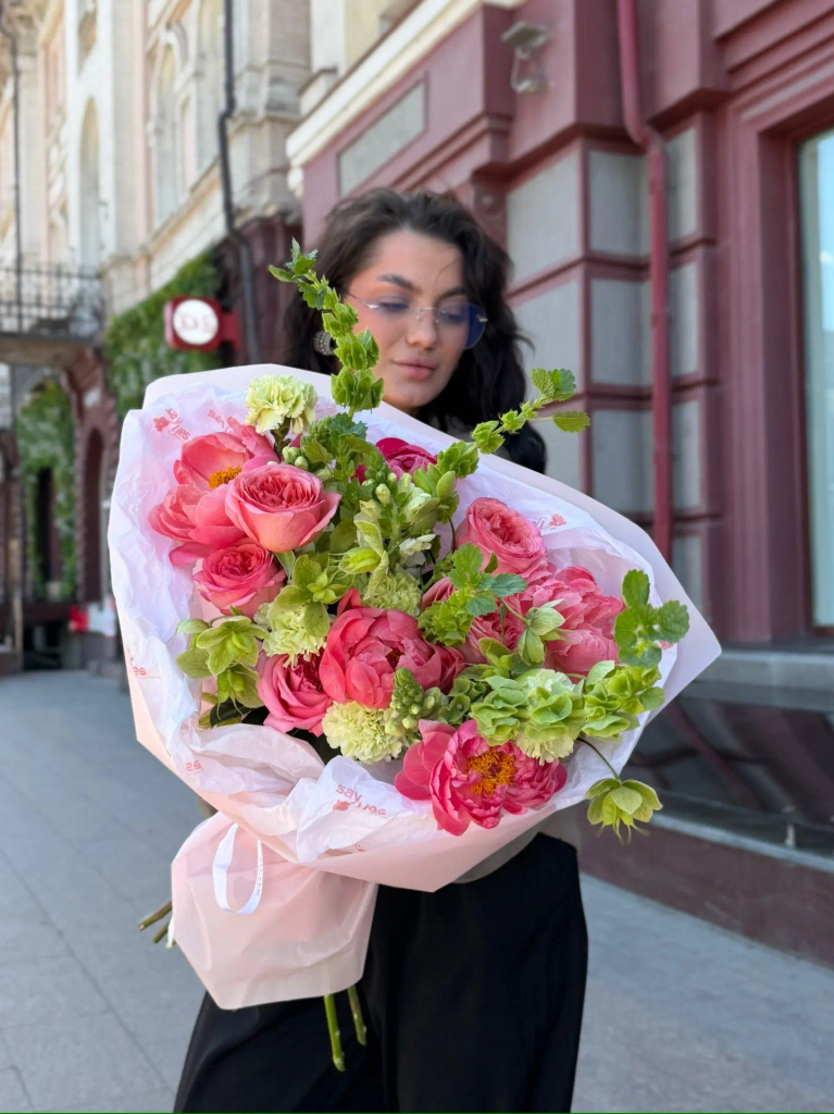 Яркий букет с пионами, розами и зелеными цветами