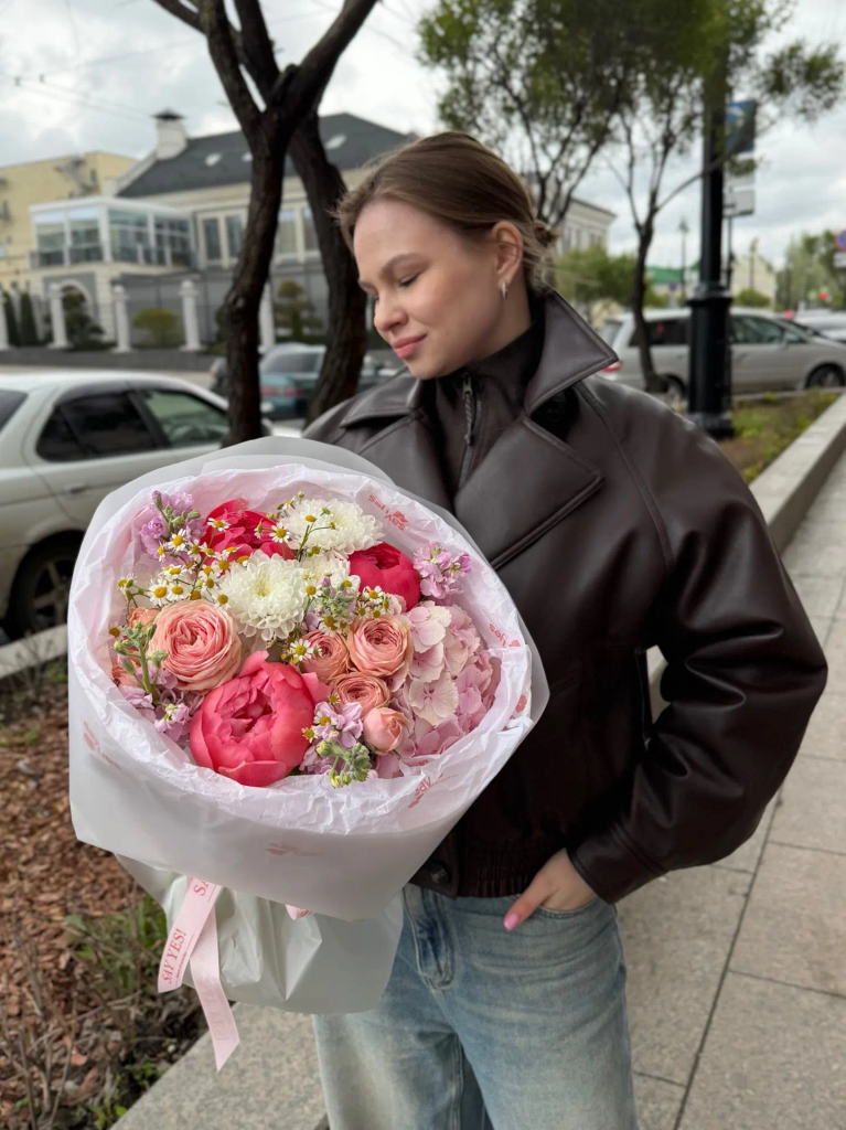 Составной букет с гортензией, пионами и маттиолой
