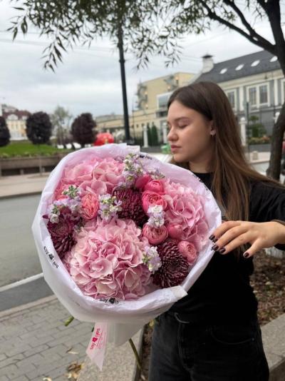 Букет из гортензии, хризантемы бигуди и другими цветами Букет из гортензии, хризантемы бигуди и другими цветами