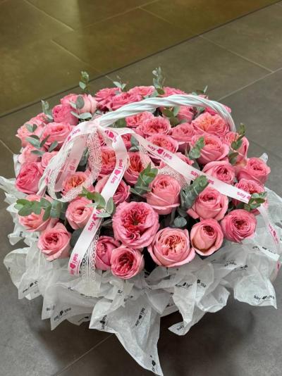 Корзина из 45 пионовидной розы с эвкалиптом Корзина из 45 пионовидной розы с эвкалиптом