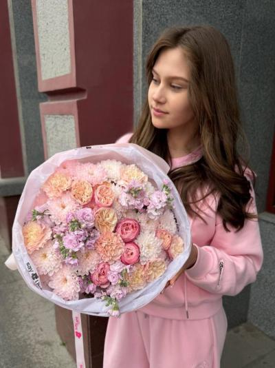 Нежное сочетание пионовидных роз, ароматной маттиолы и других цветов